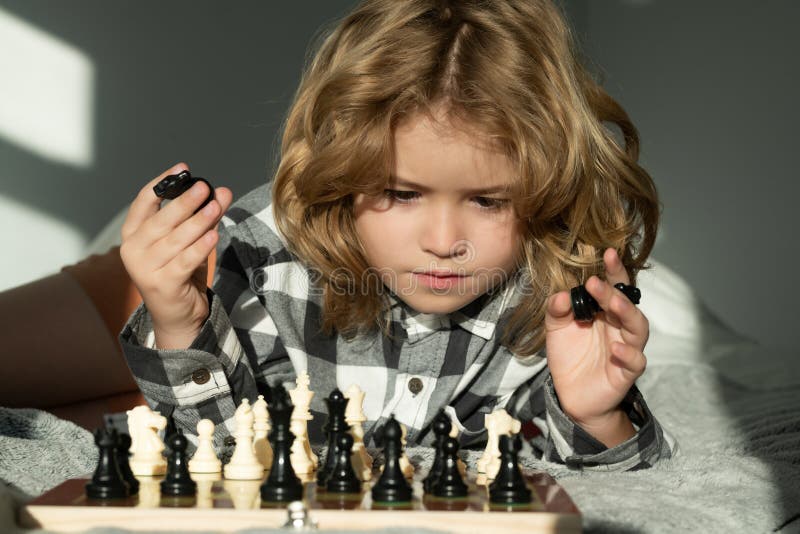 Foto de Amigos Jogando Xadrez Juntos e mais fotos de stock de Xadrez - Jogo  de tabuleiro - Xadrez - Jogo de tabuleiro, Brincar, Homens - iStock