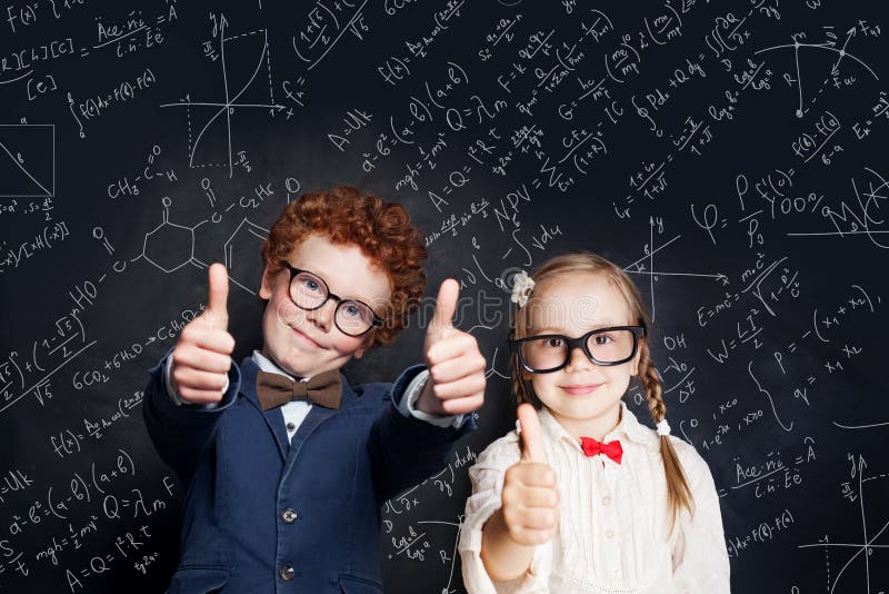 Inteligentne dzieci bawiące się na czarnym tle dzięki formułom naukowym i matematycznym zdjęcie royalty free