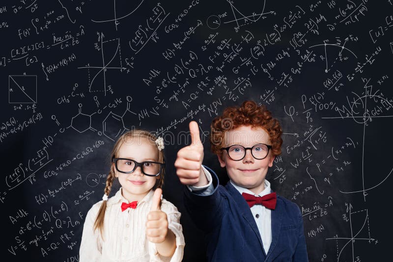 Inteligentne dzieci uczÄ… siÄ™ w okularach bawiÄ…c siÄ™ w tle z naukÄ… i wzorami matematycznymi obrazy stock