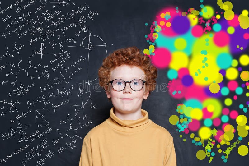 Inteligentny chłopiec na czarnym tle z formułami matematycznymi i wzorami sztuki Zawody naukowe obrazy stock