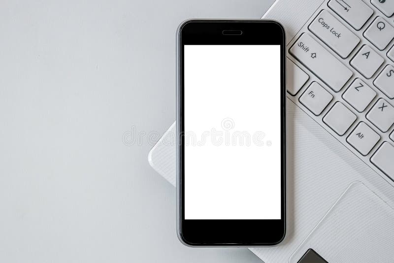Inteligentny telefon z notebookiem na białym biurku telefon komórkowy z pustym białym ekranem i może dodawać teksty lub inne zdjęcia royalty free Inteligentny telefon z notebookiem na białym biurku telefon komórkowy z pustym białym ekranem i może dodawać teksty lub inne zdjęcia royalty free