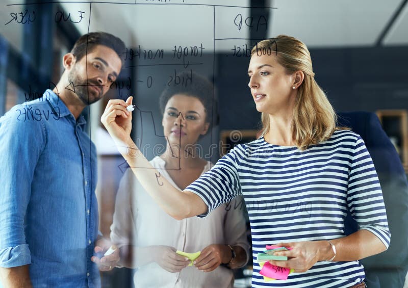 Intelligens bakom en vinnande plan. en grupp kolleger som har en brainstorming-session på ett modernt kontor.