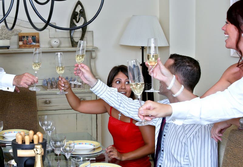 Intelligent gekleidete Leute an einem Abendessen mit Champagne lizenzfreie stockfotos Intelligent gekleidete Leute an einem Abendessen mit Champagne lizenzfreie stockfotos