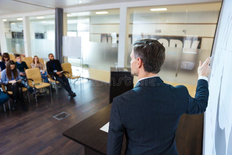 Intelligent högtalare på affärskonferens i mötekorridor royaltyfri bild Intelligent högtalare på affärskonferens i mötekorridor royaltyfri bild