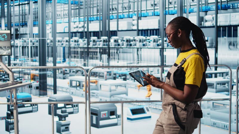 Intelligente Werksingenieure implementieren automatisierte Workflows mit AI-Technologie stock video footage