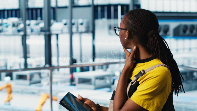 Intelligente Werksingenieure implementieren automatisierte Workflows mit AI-Technologie stock video