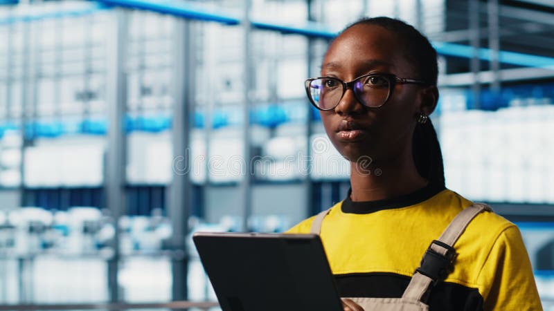 Intelligente Werksingenieure implementieren automatisierte Workflows mit Tablet stock video