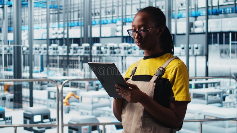 Intelligente Werksingenieure implementieren automatisierte Workflows mit Tablet stock video footage