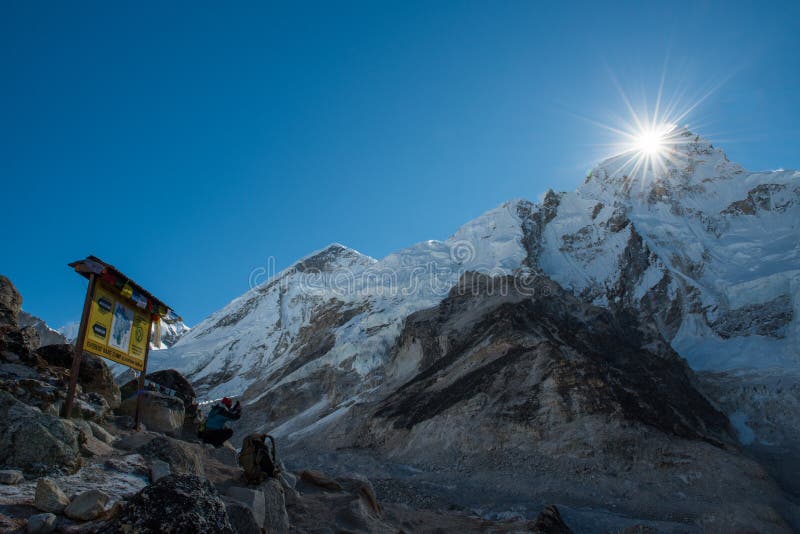 intelligenter Handy des Trekkergebrauches, der Foto von Everest-Berg macht lizenzfreies stockfoto intelligenter Handy des Trekkergebrauches, der Foto von Everest-Berg macht lizenzfreies stockfoto