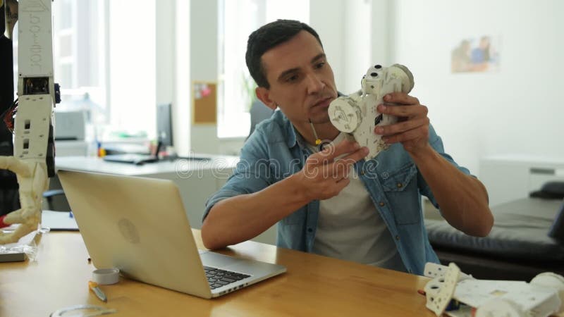 Intelligenter Ingenieur, der einen Schraubenzieher verwendet und Neubau schafft stock video