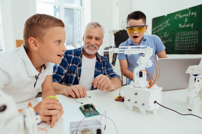 Intelligenter netter Junge, der aufgeregt ist stockfotografie Intelligenter netter Junge, der aufgeregt ist stockfotografie