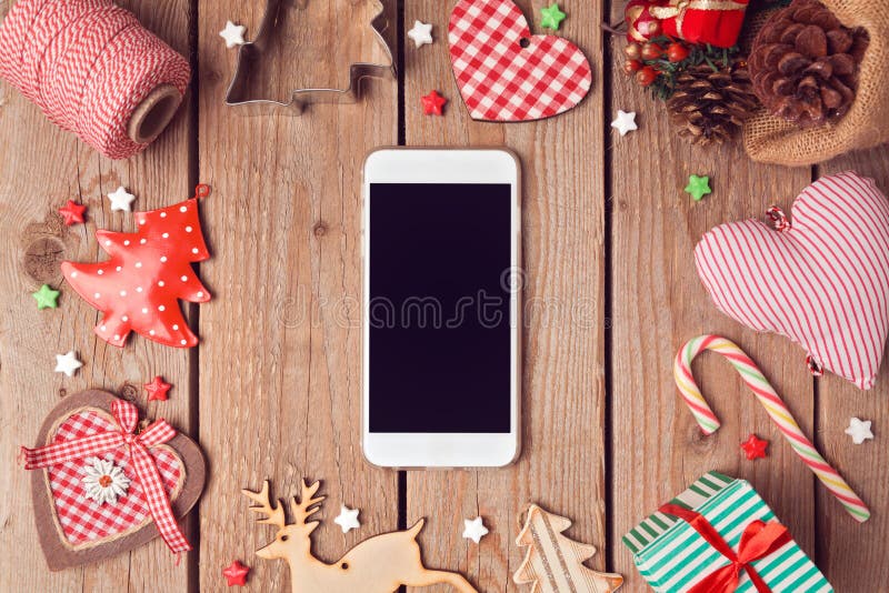 Intelligenter Telefonspott oben mit rustikalen Weihnachtsdekorationen für APP-Darstellung Ansicht von oben lizenzfreie stockbilder Intelligenter Telefonspott oben mit rustikalen Weihnachtsdekorationen für APP-Darstellung Ansicht von oben lizenzfreie stockbilder
