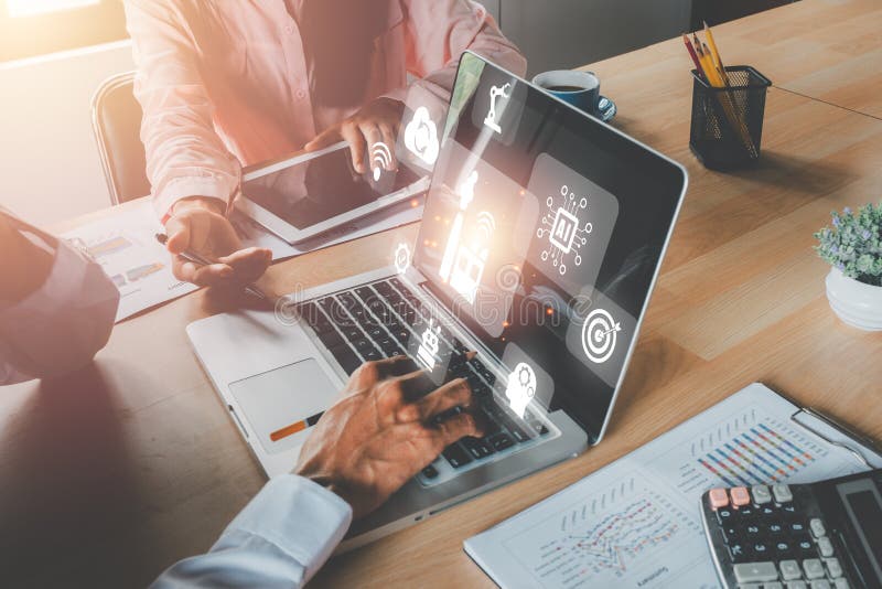 Intelligentes 40-Concept-Business-Team mit Laptop-Computer mit dem Bildschirm-Symbol für die intelligente Industrie lizenzfreie stockfotografie