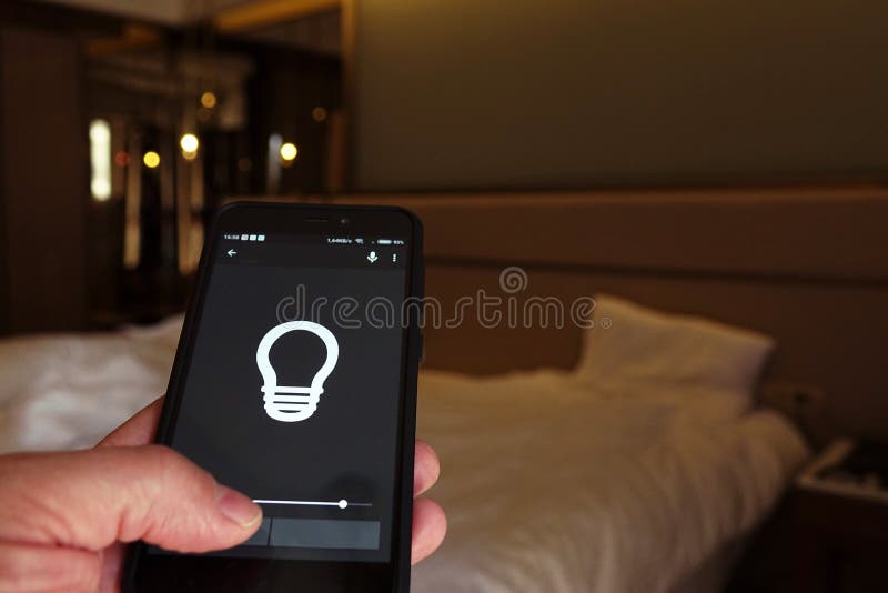Intelligentes Haus: bemannen Sie Kontrollelichter mit APP an seinem Telefon elektrisches Konzept lizenzfreie stockbilder Intelligentes Haus: bemannen Sie Kontrollelichter mit APP an seinem Telefon elektrisches Konzept lizenzfreie stockbilder