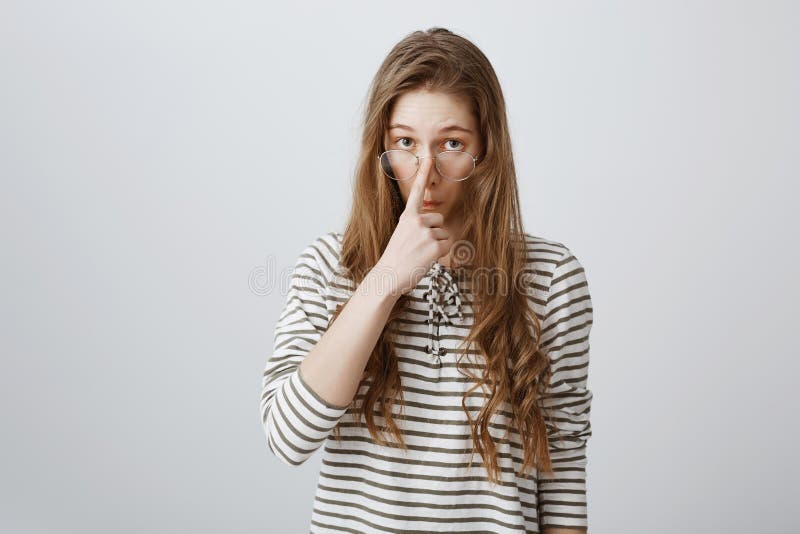 Intelligentes Mädchen gebrauchsfertig ihr Wissen Porträt der schönen klugen jungen Frau, die Gläser auf Nase, schauend von einste stockfotografie Intelligentes Mädchen gebrauchsfertig ihr Wissen Porträt der schönen klugen jungen Frau, die Gläser auf Nase, schauend von einste stockfotografie