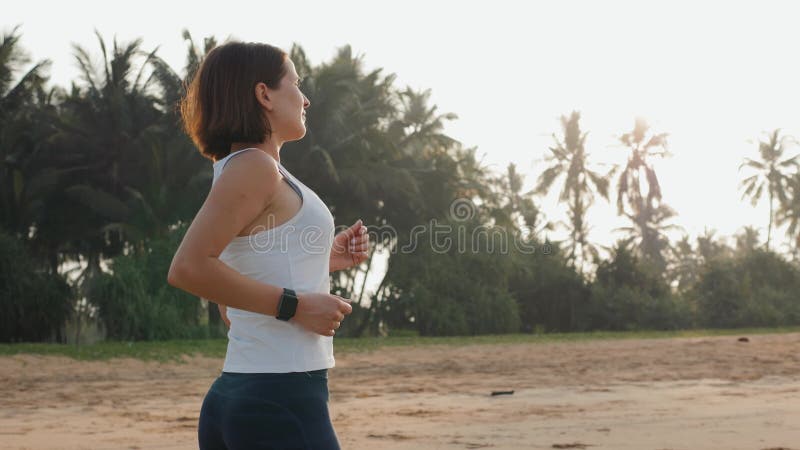 Intelligentes smartwatch Uhr der tragbaren Technologie, Tätigkeits-Verfolgerarmband der aktiven Frau tragendes auf Handgelenk Läu
