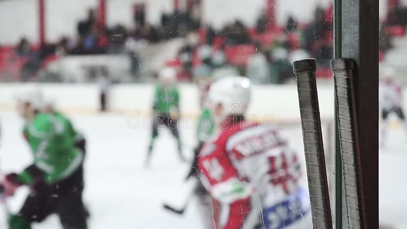 Intensywny atak w lodowego hokeja dopasowaniu, bramkarzie i defencemen ratuje cele