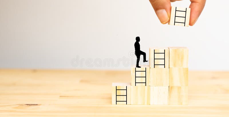 Intento del hombre de la mano para poner la escalera siguiente en los dados de madera al hombre para el paso siguiente, ocasión, fotografía de archivo Intento del hombre de la mano para poner la escalera siguiente en los dados de madera al hombre para el paso siguiente, ocasión, fotografía de archivo