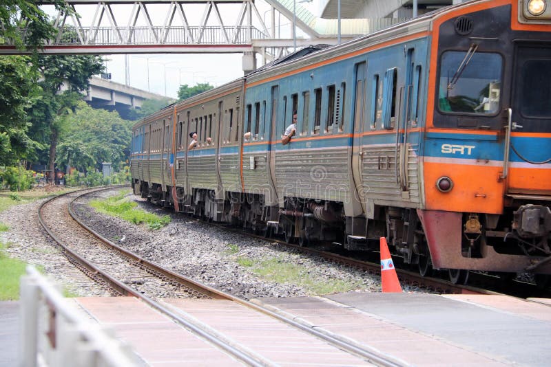 Inter funzionamento del treno della città di SRT sulle rotaie in Tailandia, ferrovia del metallo del treno parallela alla ferrovi fotografia stock libera da diritti Inter funzionamento del treno della città di SRT sulle rotaie in Tailandia, ferrovia del metallo del treno parallela alla ferrovi fotografia stock libera da diritti