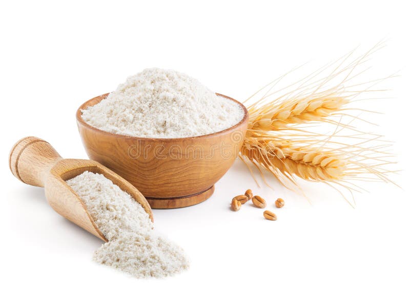 Intera farina ed orecchie di frumento del grano isolate su bianco