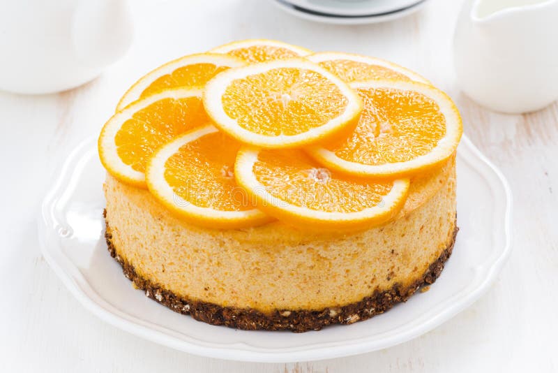Intera torta di formaggio arancio, vista superiore immagine stock libera da diritti Intera torta di formaggio arancio, vista superiore immagine stock libera da diritti