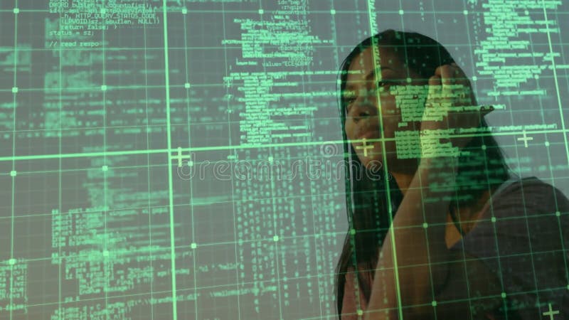 Interaction avec l'animation de données complexes femme utilisant l'interface numérique au bureau banque de vidéos