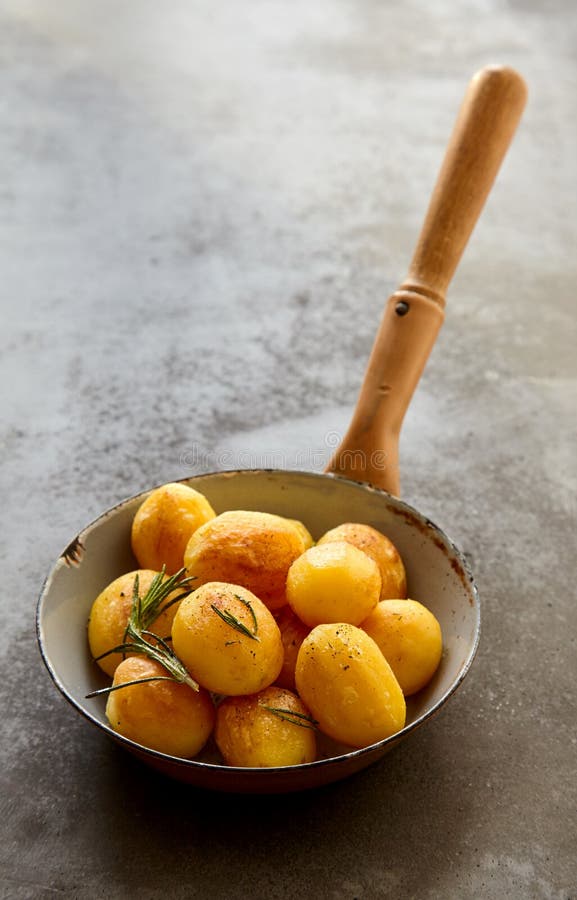Intere patate arrostite dorate deliziose del bambino fotografia stock Intere patate arrostite dorate deliziose del bambino fotografia stock