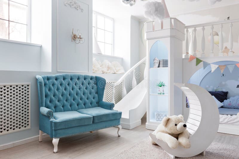 Interer de un cuarto azul espacioso del ` s de los niños juego decorativo del castillo imagen de archivo libre de regalías Interer de un cuarto azul espacioso del ` s de los niños juego decorativo del castillo imagen de archivo libre de regalías