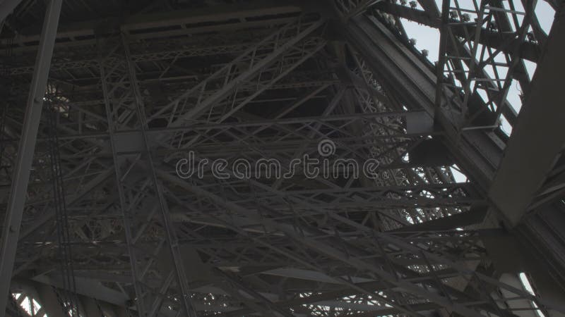 Interessante ripresa video dall'interno della torre eiffel attraverso il wirestock