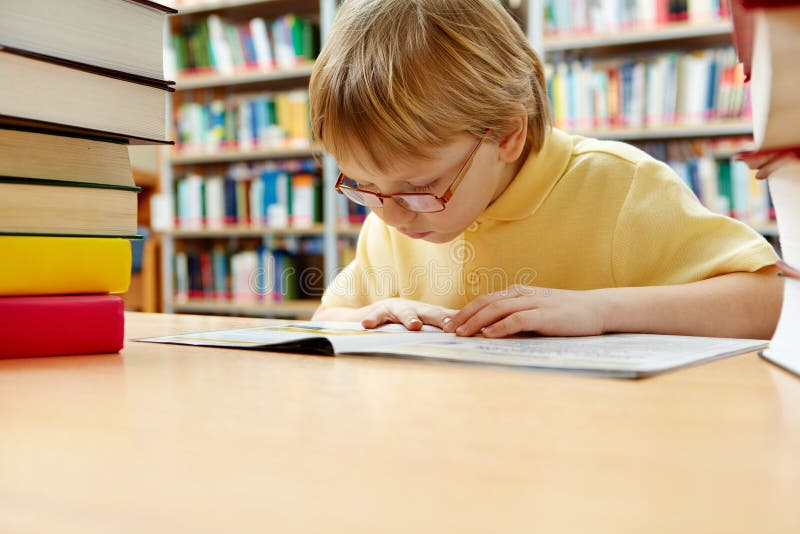 Lesen Sie das Buch stockbild. Bild von leute, literatur - 10435957
