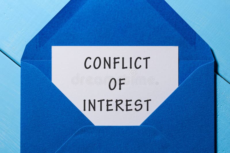 Interessenkonflikt Text geschrieben in Buchstaben am blauen Umschlag