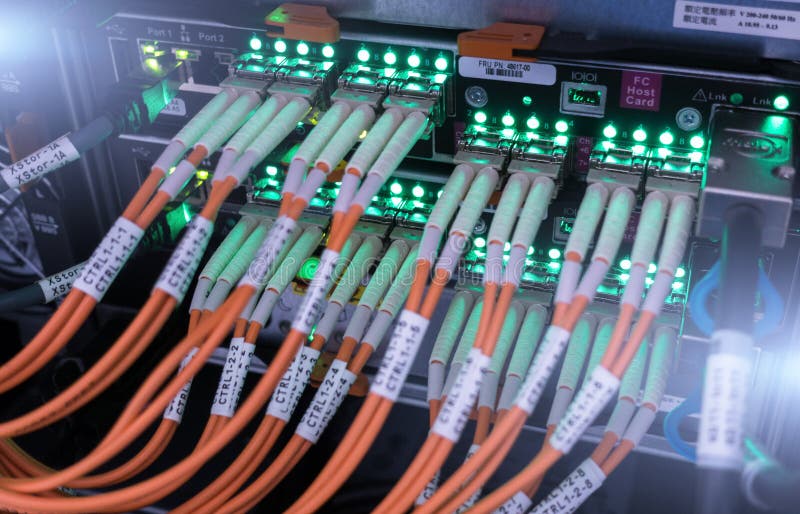 Interfaccia del connettore ottico della fibra Servire del cavo a fibre ottiche con stile di tecnologia contro fondo a fibra ottic immagini stock libere da diritti Interfaccia del connettore ottico della fibra Servire del cavo a fibre ottiche con stile di tecnologia contro fondo a fibra ottic immagini stock libere da diritti
