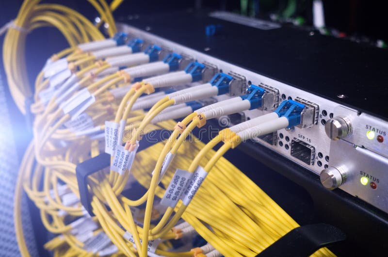 Interfaccia del connettore ottico della fibra Servire del cavo a fibre ottiche con stile di tecnologia contro fondo a fibra ottic fotografie stock Interfaccia del connettore ottico della fibra Servire del cavo a fibre ottiche con stile di tecnologia contro fondo a fibra ottic fotografie stock