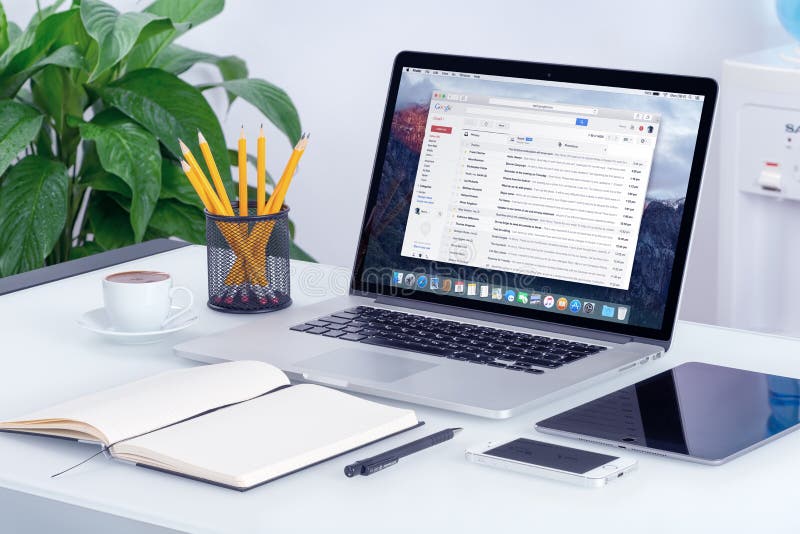 Interfaccia di Google Gmail sullo schermo di Apple MacBook sulla scrivania fotografia stock libera da diritti Interfaccia di Google Gmail sullo schermo di Apple MacBook sulla scrivania fotografia stock libera da diritti