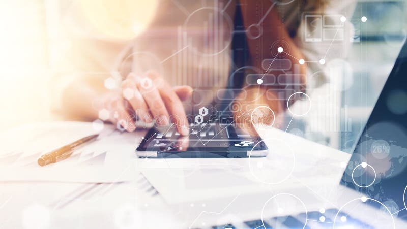 Interfaces virtuelles de graphique d'innovation d'icône de stratégie globale La femme d'affaires analysent le processus de rappor photo libre de droits Interfaces virtuelles de graphique d'innovation d'icône de stratégie globale La femme d'affaires analysent le processus de rappor photo libre de droits