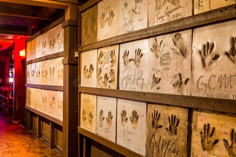 Interieurs van restaurants en bars met een heleboel beroemdheden van de palmafdruk op de Fort Worth Stockyards, een historisch di stock foto Interieurs van restaurants en bars met een heleboel beroemdheden van de palmafdruk op de Fort Worth Stockyards, een historisch di stock foto