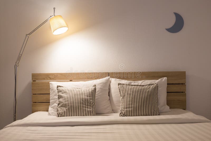 Interior bonito branco do quarto com lâmpada imagens de stock Interior bonito branco do quarto com lâmpada imagens de stock