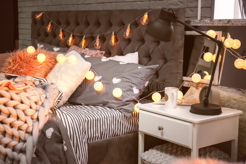 Interior bonito da sala com cama imagens de stock royalty free