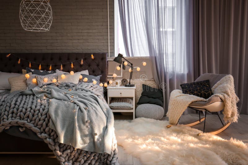 Interior bonito da sala com cama fotos de stock