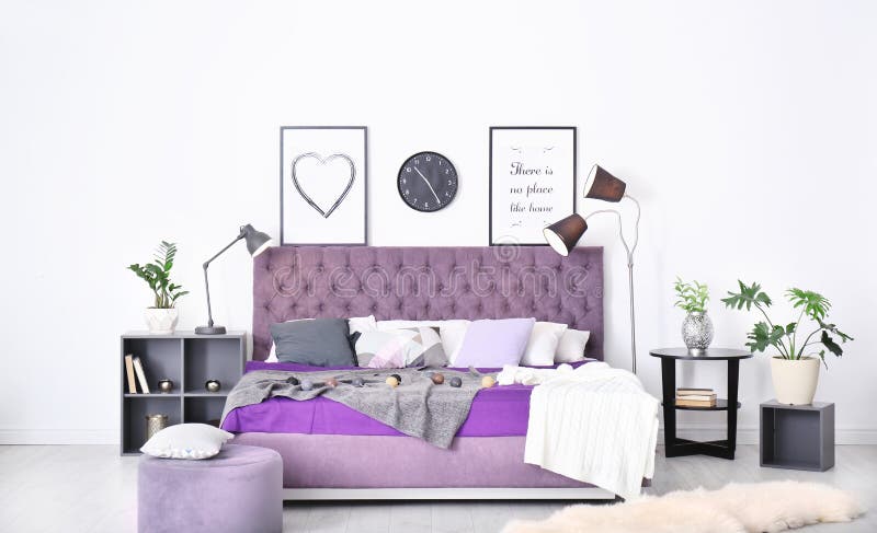 Interior de quarto bonito com cama fotografia de stock royalty free