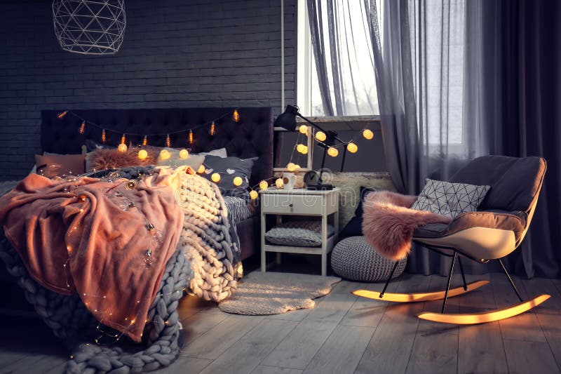 Interior de quarto bonito com cama acolhedora fotos de stock