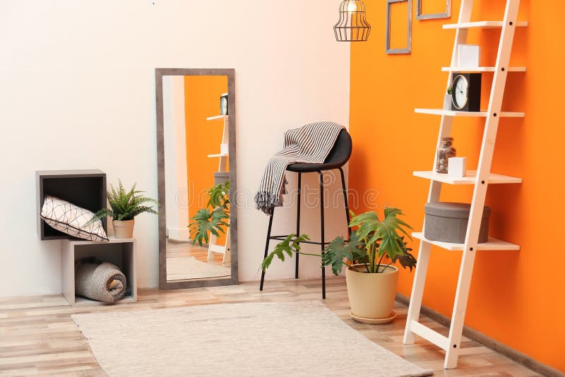 Interior de sala bonito com um espelho grande imagens de stock