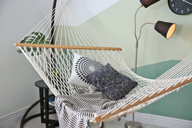 Interior bonito da sala com rede fotos de stock