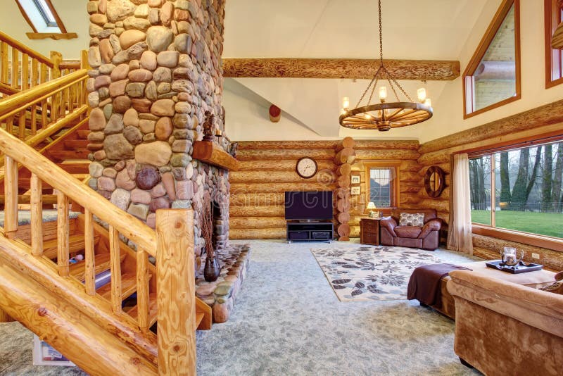 Interior brillante de la sala de estar en casa americana de la cabaña de madera
