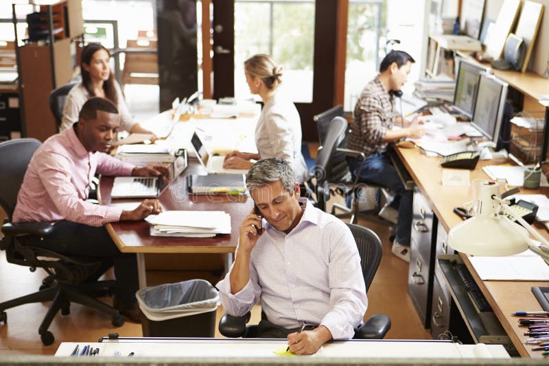 De ocupado arquitectos oficina empleados en negocios sobre el mesas ordenadores a telefonos.