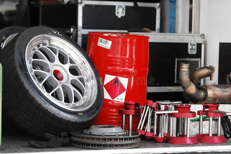 Tedesco auto racing team garage con pneumatici auto e parti di auto.