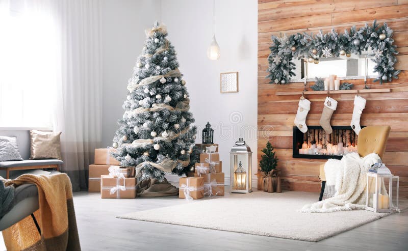 Interior con árboles y chimenea decorados de Navidad