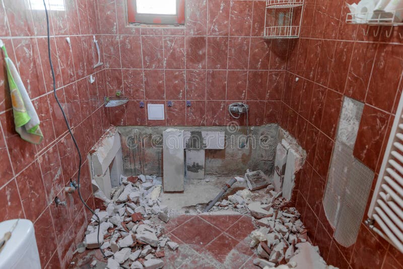 Interior Dañado Del Cuarto Baño Con Las Tejas Rojas Foto de - Imagen de cemento, industrial: 102461662