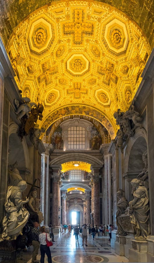 Interior da basílica de St Peter em Roma imagens de stock Interior da basílica de St Peter em Roma imagens de stock