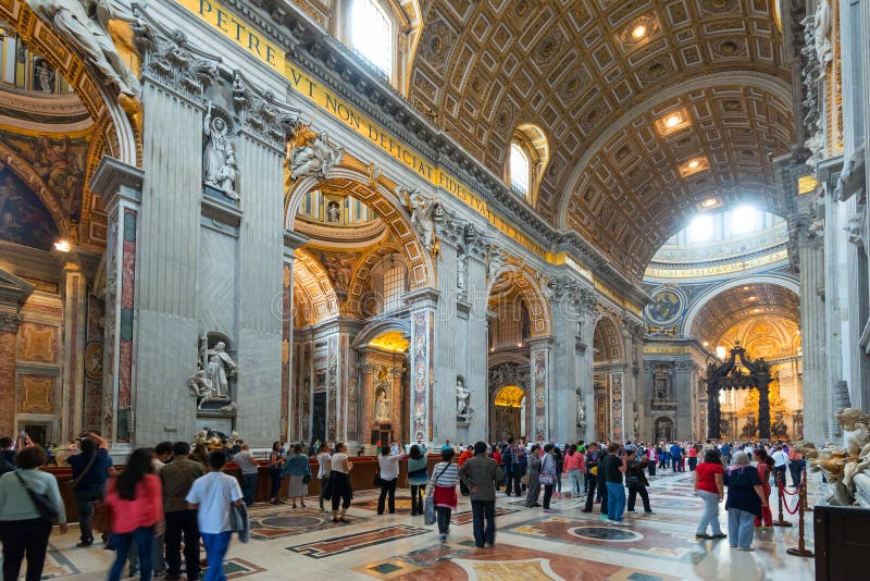 Interior da basílica do St Peter em Roma fotos de stock Interior da basílica do St Peter em Roma fotos de stock